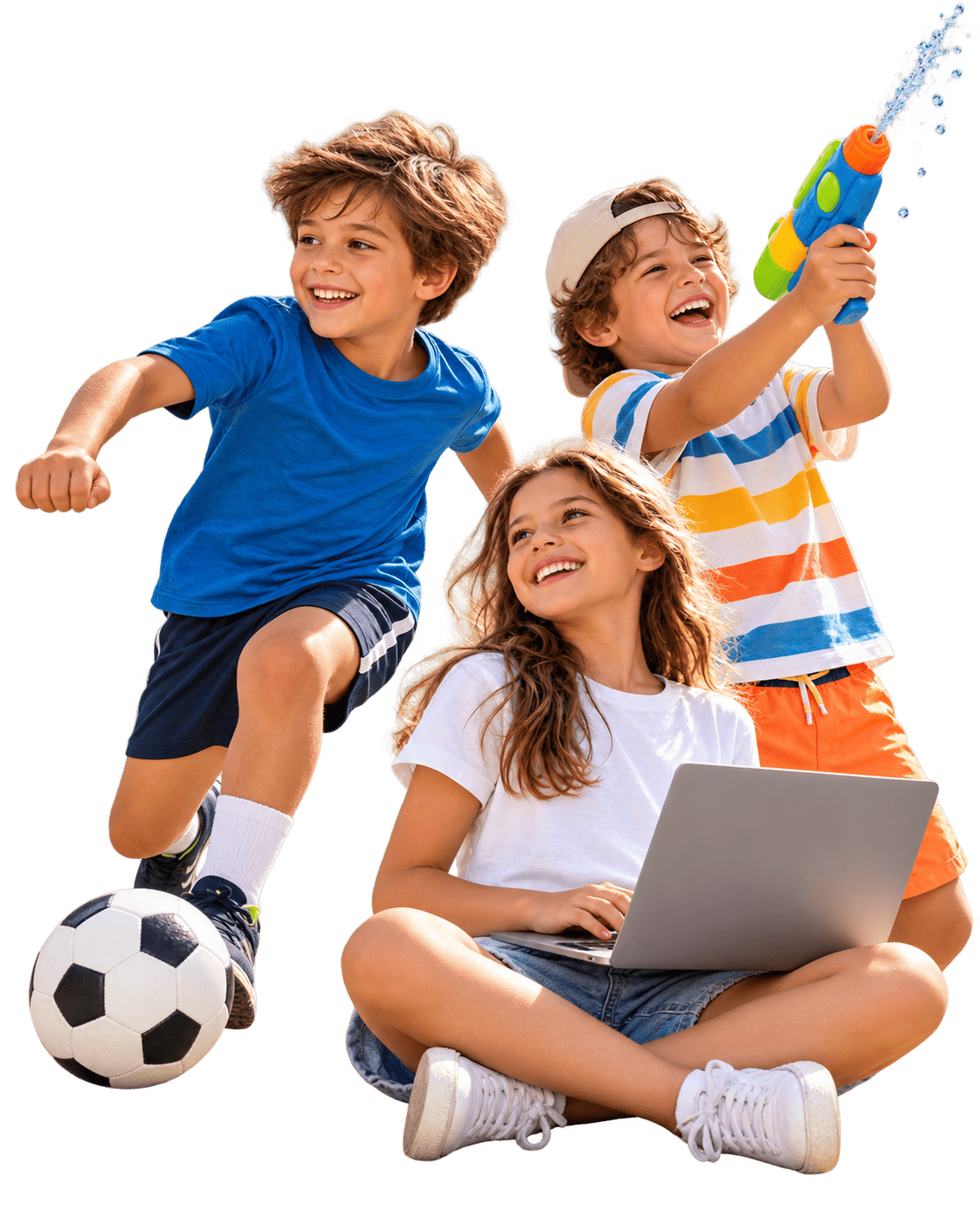 Tres chicos de la Escuela de verano: uno patea una pelota, otro juega con una pistola de agua y otra programa en una notebook